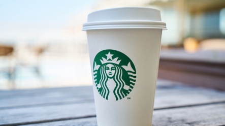 Zdražuje se káva? Starbucks několikrát zvyšuje ceny kávy díky narůstající poptávce – Co na to akcie?