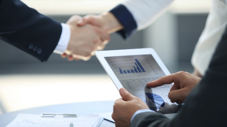 Kam investují velcí hráči? Analýza 3 vybraných akcií s majoritním podílem institucí nad 80 %