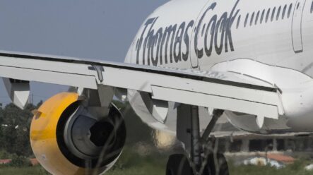 Pád Thomas Cook: proč k němu došlo a kdo na něm vydělal?