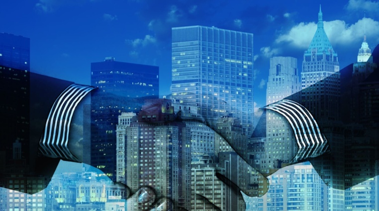 Zpomalující se hospodářský růst a obrovské zadlužení Číny představují riziko pro investory na celém světě