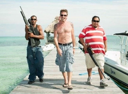 Běžný den Johna McAfeeho v Belize. (zdroj: Wired)