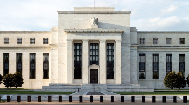 Fed má po schůzi – jak bylo rozhodnuto, co si od toho (ne)slibovat a jak reagují trhy?