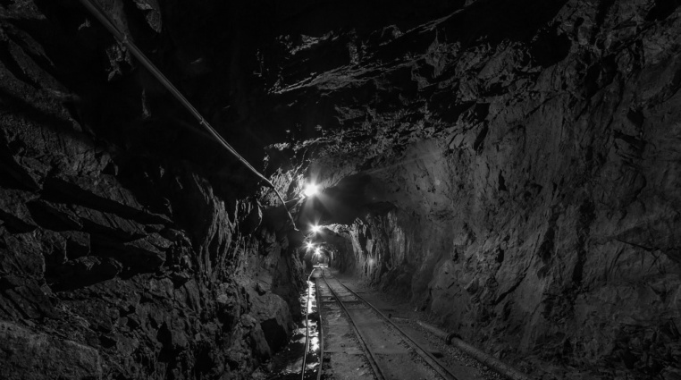 Stagnace cen komodit – Kdo v současné době ovládá trh se zlatem, stříbrem a mědí?