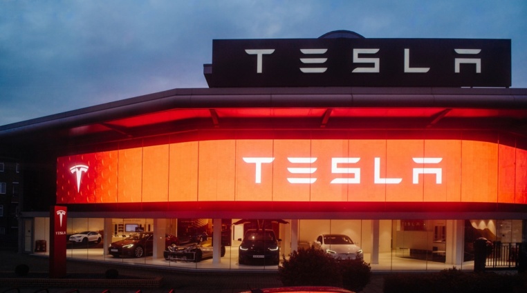 Jak si vedla Tesla v roce 2020 a jak by se jí mohlo dařit v nadcházejícím roce?