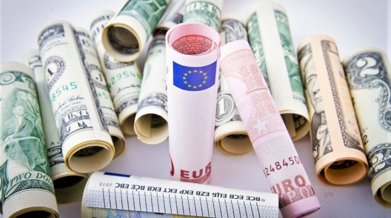 Jestřábí a holubičí měnová politika: Jak centrální banky manipulují vaši peněženku