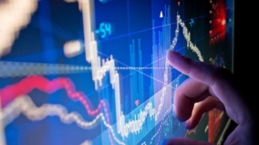 Nejlepší růstové akcie roku 2025? Tyto 2 hvězdy lákají investory na rekordní čísla