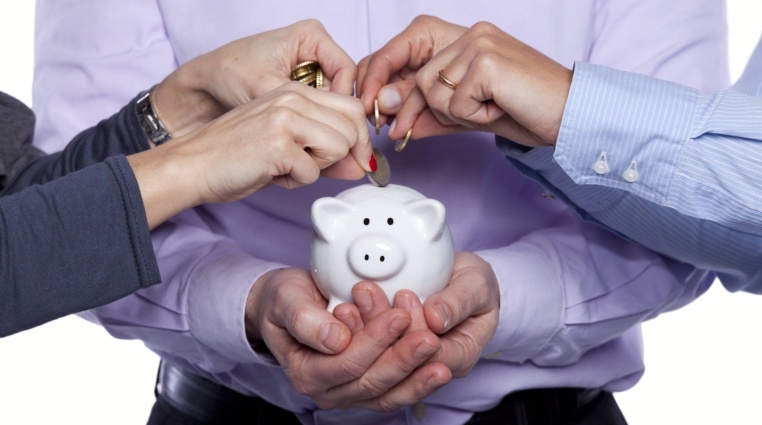 Spoříš, spořím, spoříme: Jak na tom jsou s úsporami české domácnosti a kam své peníze nejčastěji odkládají?