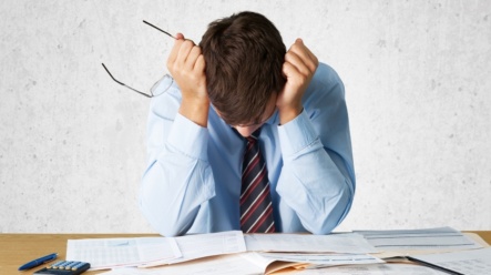 Živnostníci i firmy mají stále větší problémy se splácením svých dluhů. Domácnosti jsou na tom lépe, zcela bez potíží ale také nejsou