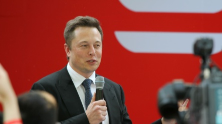 Akcie Tesly se propadly nejvíce za čtyři roky! Elon Musk bojuje o důvěru investorů