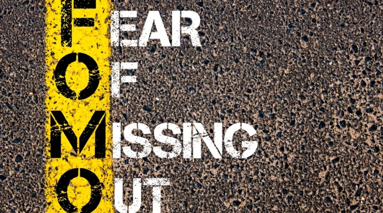 FOMO ničí vaše investice. Proč se lidé bojí, že prošvihnou příležitost?