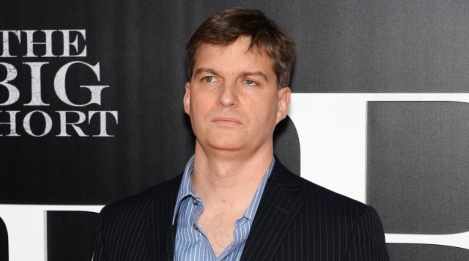 Michael Burry varuje před krizí – Do kterých akcií investuje on sám, aby ochránil své portfolio?