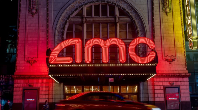 Velký popcorn pro drobné investory – Akcie sítě kin AMC vystřelily do nebe. Mohou za to drobní investoři