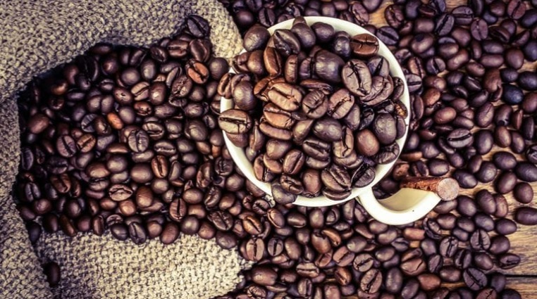 Cena kávy letí vzhůru – blížíme se maximům z roku 2014. Jak tuto komoditu v současné chvíli obchodovat?