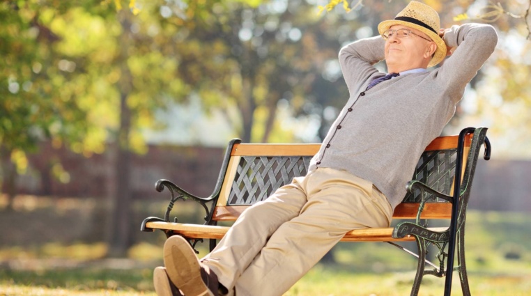 Kolik byste měli spořit a investovat po dvacítce, třicítce a čtyřicítce? Jednoduchý průvodce na cestě za spořením na důchod v každém věku