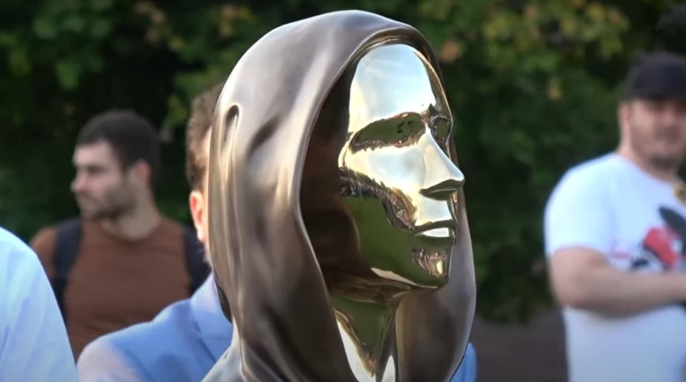 Mít sochu vedle Steva Jobse? Tuto poctu dostal zakladatel Bitcoinu – Satoshi Nakamoto