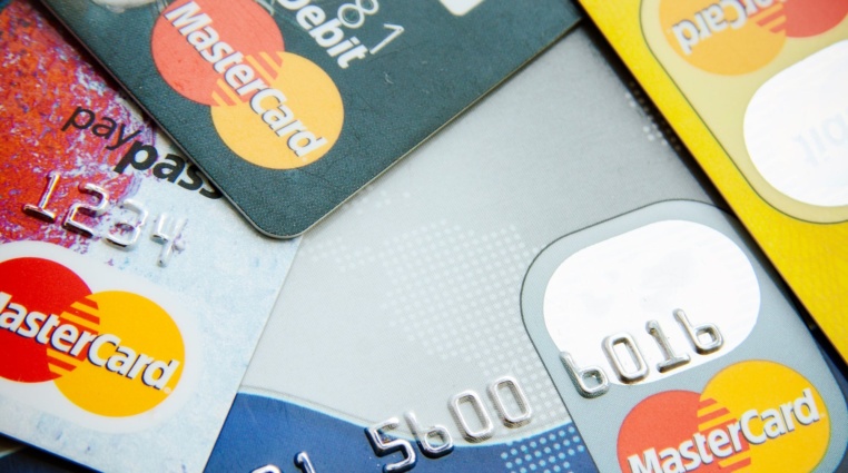 Štít proti vysoké inflaci mohou být platební společnosti. Analýza akcií Visa a Mastercard