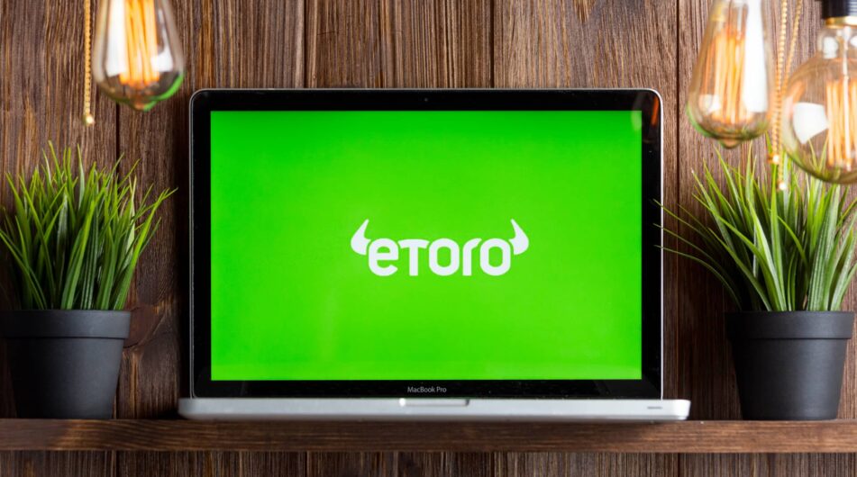 Fintechová společnost eToro se rozhodla delistovat tokeny ADA a TRX