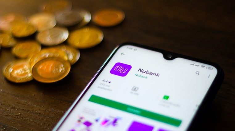 Akcie Nubank, do nichž investoval i Warren Buffett, uzavřely první den obchodování na burze s téměř 15% ziskem
