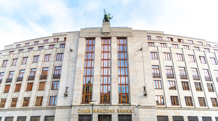 Začínají pomalu klesat úrokové sazby. Nastal ideální čas koupit nemovitost?