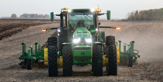 autonomni-traktor-john-deere-pri-praci