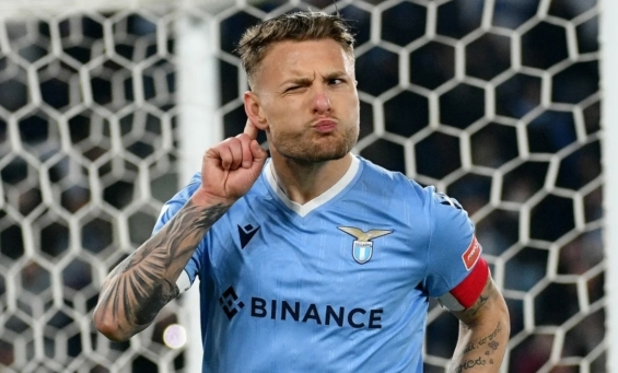 Immobile s logem Binance na dresu