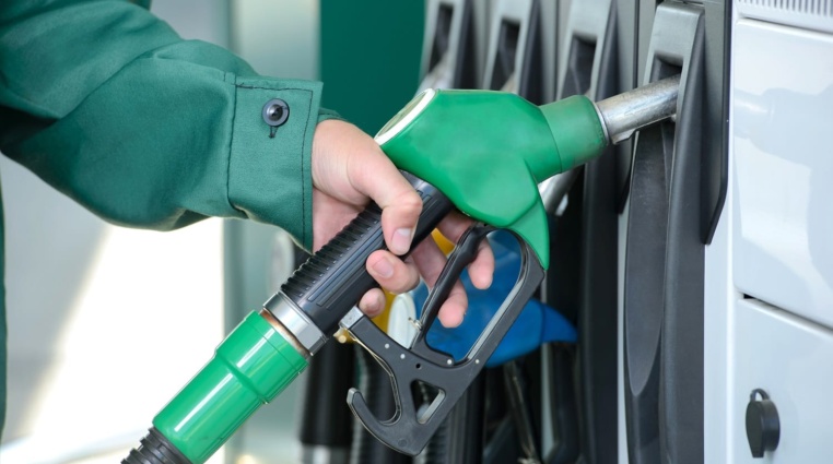 Proč jsou momentálně nafta a benzín tak drahé? Kdo z vysokých cen profituje?