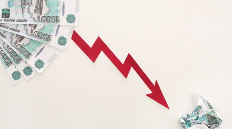 Koruna sice krvácí, rubl je však na kolenou