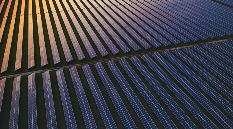 Photon Energy čelí poklesu tržeb o 45,7 % očekává také nižší roční zisky