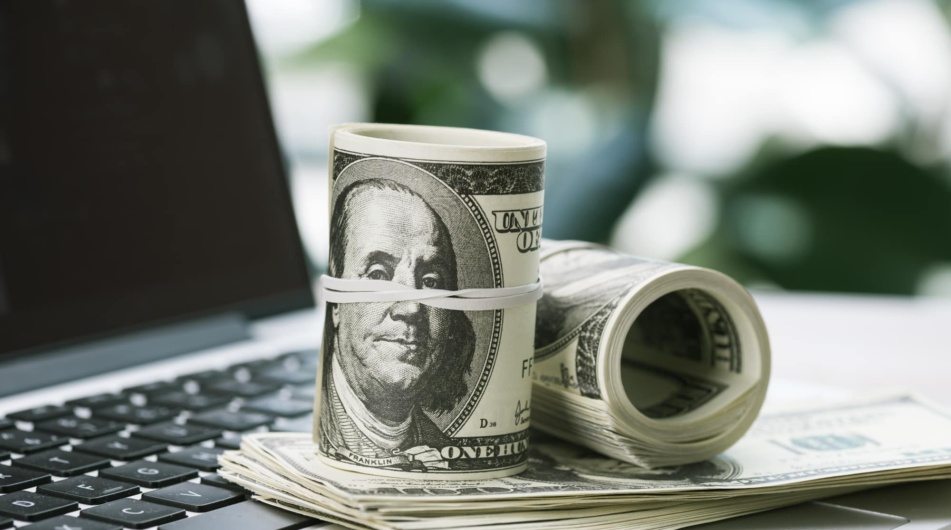 Multimilionář sdílí 4 nepopulární finanční pravidla, díky kterým zbohatl – Co se z nich můžeme naučit?