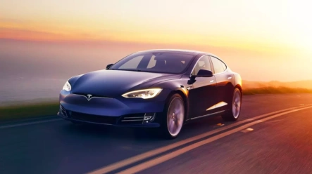 Akcie Tesla ztrácí půdu pod nohama. Sledujeme konec éry této automobilky?