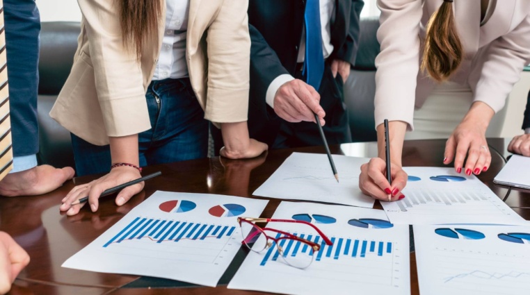 Buďte obezřetní: Indexová iluze zkresluje skutečný stav akciového trhu! Tlak na pokles může rychle zesílit a velcí hráči už prodávají