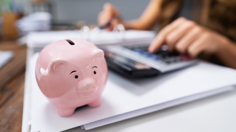 Úrokové sazby na spoření klesají! Zjistěte, kam teď investovat své peníze