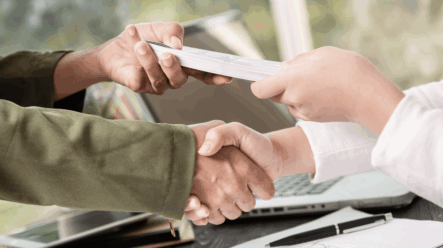 Chcete si rychle půjčit peníze? Tyto chyby vás mohou snadno zruinovat!