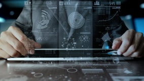 Máte volné peníze? 2 technologické akcie, které můžete držet dalších 10 let!