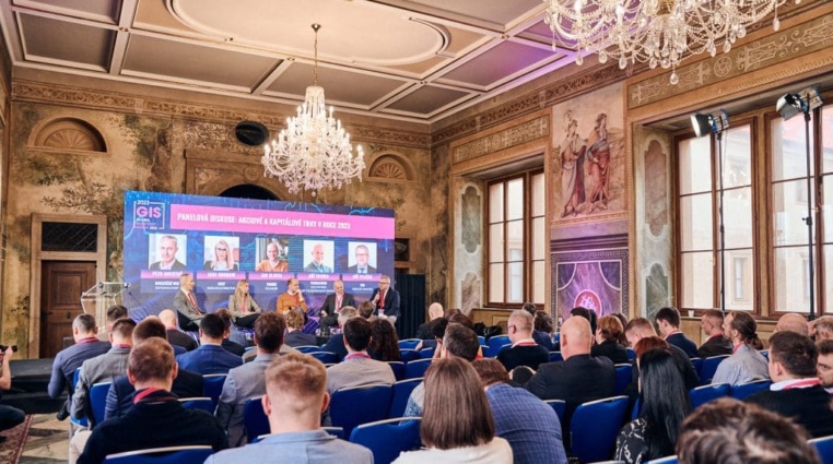 Mark Mobius i Cathie Wood vystoupí na investiční akci roku na Pražském hradě