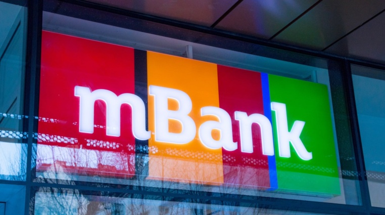 Konec peněženek a telefonů! mBank jako první přichází s platbami hodinkami Amazfit