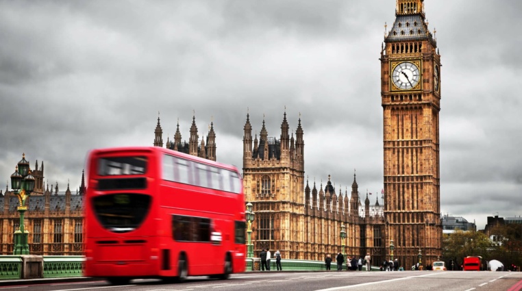 Velká Británie zažívá obrat! Snižuje daně, inflace prudce klesá a Nissan investuje miliardy!