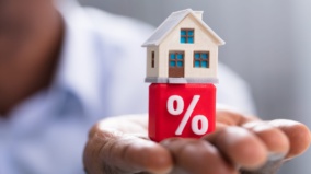 Levné hypotéky? Na nižší sazby od nové vlády nespoléhejte!
