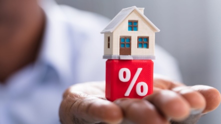 Levné hypotéky? Na nižší sazby od nové vlády nespoléhejte!