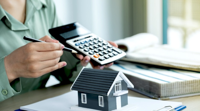 Prudký růst cen nemovitostí v Česku už vadí i ČNB. Může ho nějak zastavit?