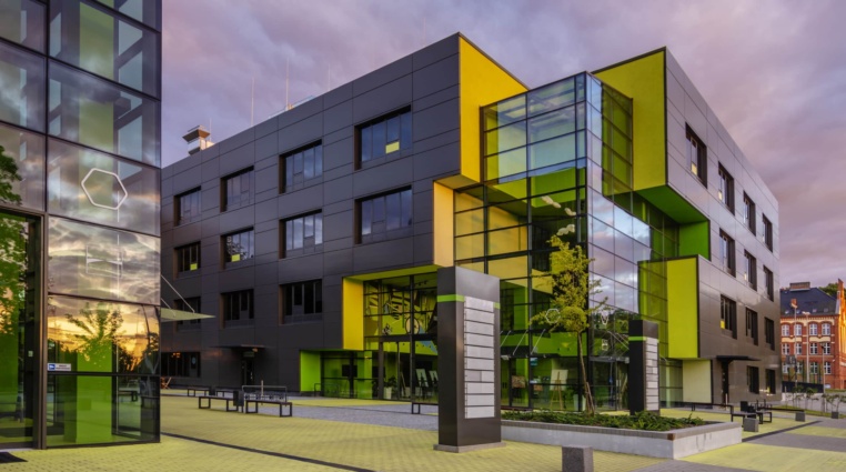 Nevíte kam s penězi? Tyto 2 akcie generují nadprůměrný pasivní příjem