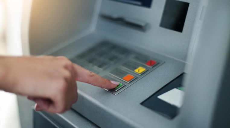 Bankomaty Euronet: Zdánlivě bezplatná služba, která vás může stát stovky korun!