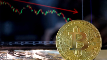 Bitcoin se propadl na 59 tisíc dolarů. Je na čase zbavit se kryptoměn?