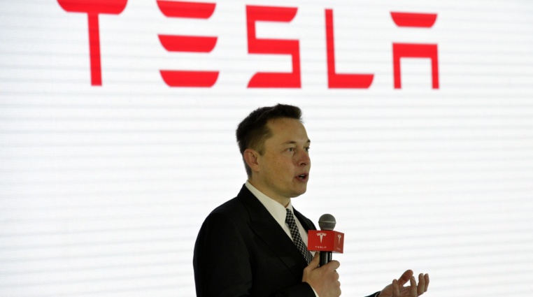 Akcie Tesly se propadají! Vyřeší Elon Musk její problémy, nebo přijde krach?