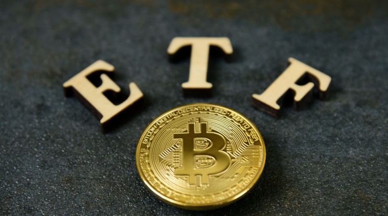Bitcoinová ETF získala za jediný rok více peněz než zlato za 20 let!