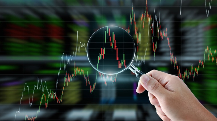 Sazby na spořicích účtech klesají. Zde jsou 3 výnosné alternativy, kam vložit peníze