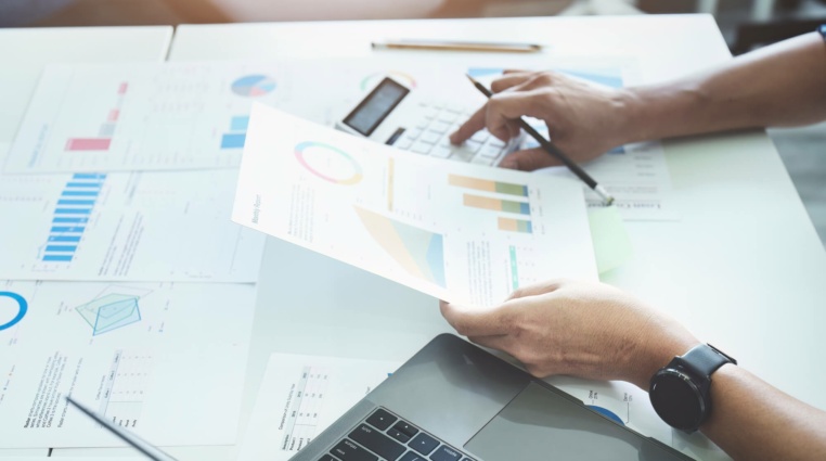 Investiční gramotnost v ČR stoupá: Muži vedou, ale ženy se rychle dotahují!