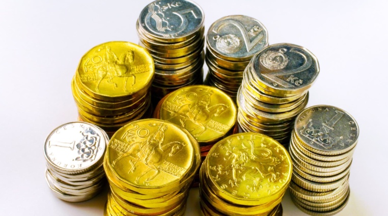 Proč česká koruna tak výrazně oslabuje a co to znamená pro ekonomiku?
