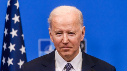 Bitcoin se dostal na 50 000 USD a prezident Biden nasadil laser eyes