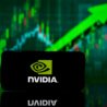 Nvidia opět zazářila! Po skvělých výsledcích vyletěly její akcie nad 1 000 dolarů.